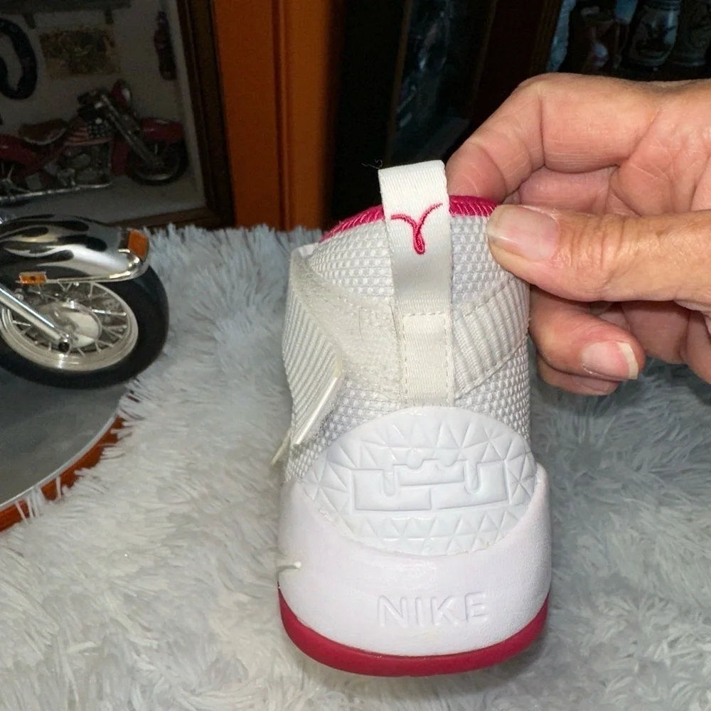 Nike 'Lebron Soldier 11' Kay Yow GS  918369-102 White Pink Cancer Sz 3y 4.5 Wm